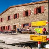 Schweiz Symbol Huette Alpen Foto iStock Chris Rinckes